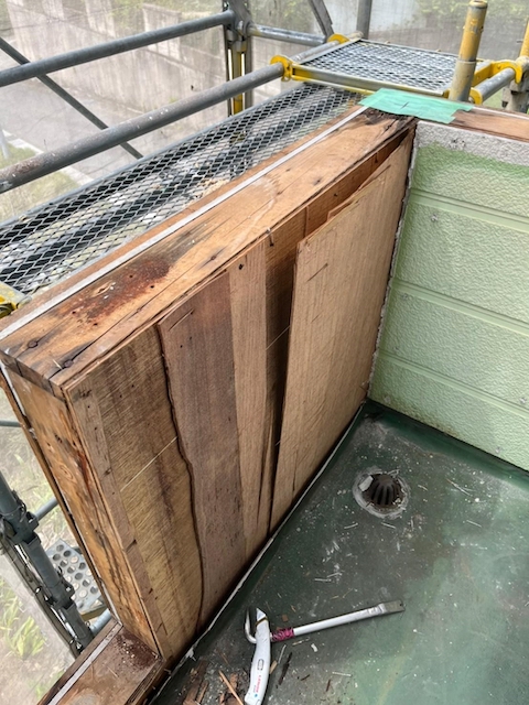 腐食が見られるベランダ外壁の下地